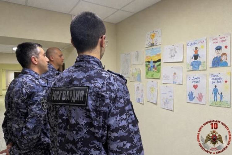 В Управлении Росгвардии по Кабардино-Балкарии открылась выставка детских рисунков ко Дню отца