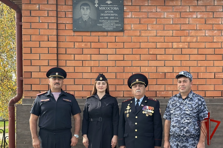 В Кабардино-Балкарии представители Росгвардии навестили семью погибшего сослуживца