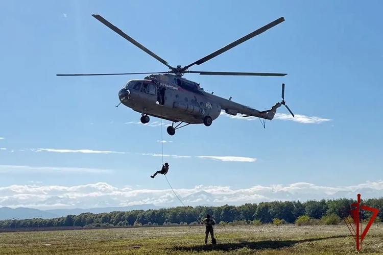 В Кабардино-Балкарии спецназовцы Северо-Кавказского округа Росгвардии совершили беспарашютное десантирование   