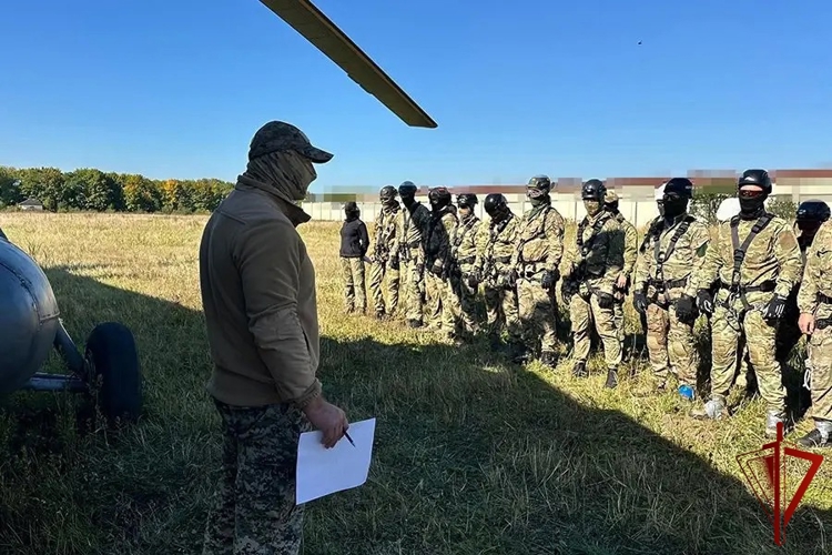 В Кабардино-Балкарии спецназовцы Северо-Кавказского округа Росгвардии совершили беспарашютное десантирование   