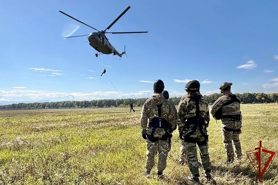 В Кабардино-Балкарии спецназовцы Северо-Кавказского округа Росгвардии совершили беспарашютное десантирование