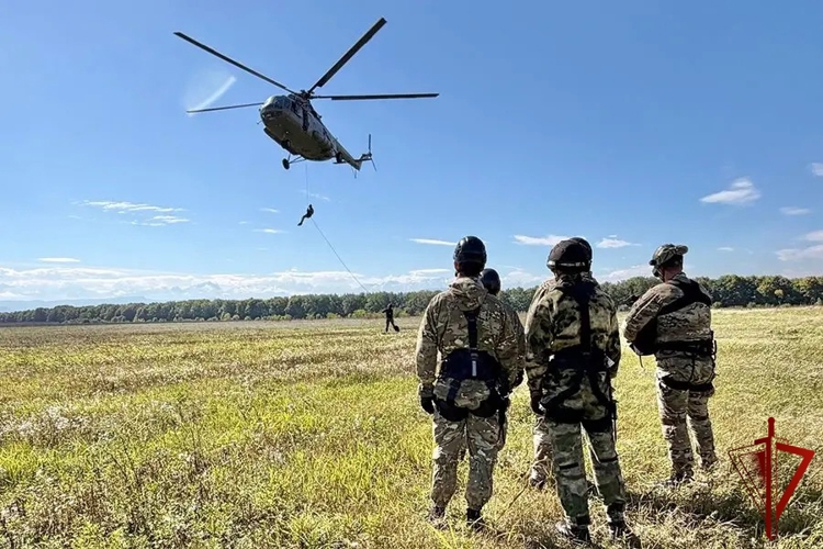 В Кабардино-Балкарии спецназовцы Северо-Кавказского округа Росгвардии совершили беспарашютное десантирование   